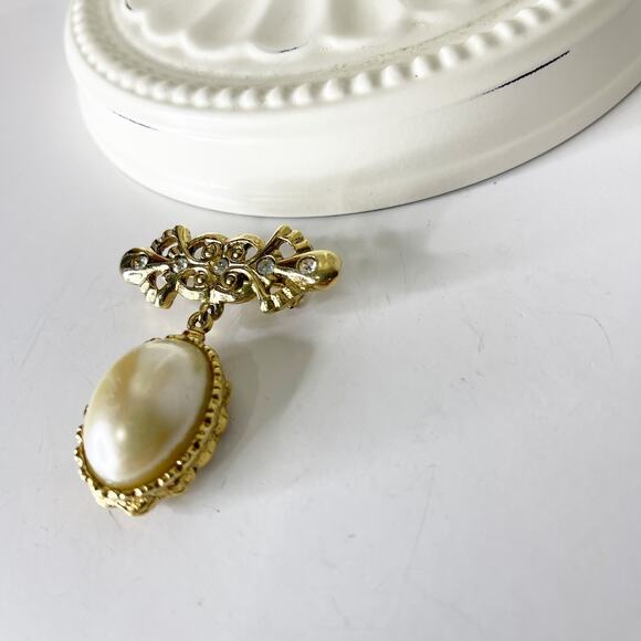Vintage Avon Brooch Romantic Rhinestone Faux Pearl Gold tone Pin Victorian - Picture 12 of 16